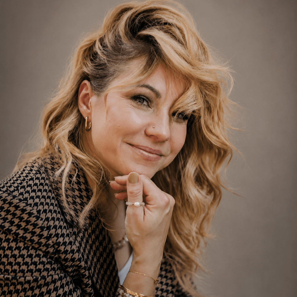 Professional circular headshot of Magdalena Szynkielewska, Founder and CEO of UNIVERSUM Leadership and Wellbeing Institute.
