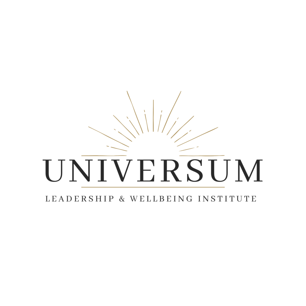Ciemne logo UNIVERSUM Leadership & Wellbeing Institute ze złotym motywem wschodzącego słońca, umieszczone na jasnym tle obok sekcji opisowej Kim jesteśmy.